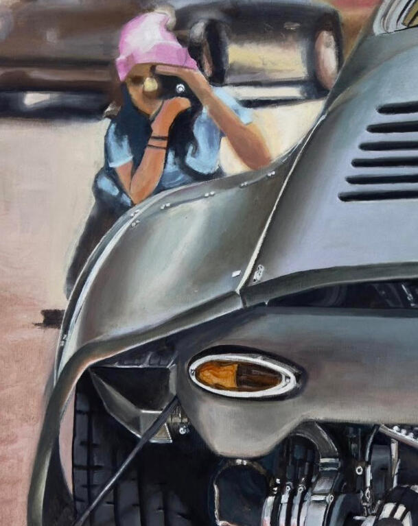 Pintura acrílica de un Porsche 356 RSR de Emory Motorsports. Vista trasera detallando el motor expuesto, escapes y la figura de un fotógrafo. Obra de Isaac Núñez.